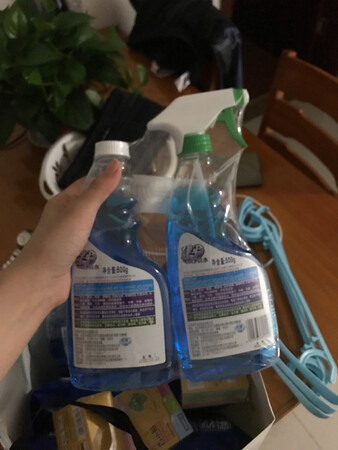 擦得干净，搞活动价格也便宜，一下买两瓶，共4瓶