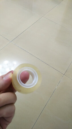 查看更多
1、
处理毛发。新买的毛呢衣服总是起球，很是难看；女生总是爱掉头发，疏个头发衣服上就粘上了不少头发，这时候就可以撕下一长条胶带，用它轻松就裤子上的毛球、衣服上的头发粘掉。
2、
去除污渍。长时间使用电脑的小伙伴们就知道，键盘用的时间久了表面就会留下手印和污渍，用抹布很难清除掉。这时候撕下一节胶带，粘在电脑键盘上，用手轻轻在贴了胶带的键盘位置上来回敲一敲，最后再将透明胶带清除掉，就会发现胶带上有一层污渍。
3、
自带手链。新买的手链很漂亮，可是却遇到一个难题，自己一个人在家的时候，总是戴不到手上。这时候，就可以发挥透明胶带的作用了，撕下一块粘住一端将其固定在手上，然后就可以轻轻松松带上了。
4、
剪指甲。剪指甲的时候，总是遇到指甲乱飞的情况，这个时候，可以撕下一小块胶带，将其粘在指甲刀的