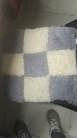 坐垫很好，价格实惠，很不错，很软和，大小尺寸很适合我的凳子，唯一不好的就是容易滑，不过坐垫上有绳子可以绑着座椅上。总的来说这个坐垫很不错，价格公道有实惠，符合大众消费的水平，等到时候回来的时候也买点来