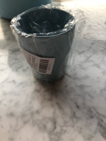 小巧轻便耐用，颜色整体挺搭的，各种年龄段感觉都挺适合使用。家居和外出旅行都非常适合带着，很轻便，杯口大，作为盛水和漱口杯来使用都非常合适，好用。建议买两个颜色不同的以便区分。另外这个漱口杯清洗也很方便，材质也不容易附着脏东西，很好用的一个水杯