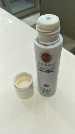 昨天收到货，今天打开一看。洗面奶内盖竟然没有用锡纸封住。像是用过了一样。盖子上面到处都是洗面奶。发货的时候那能说没有检查吗？