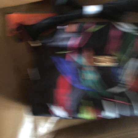 外观漂亮，质量好，容量大，做工精细，第一次尝试买一个花色的背包，当时下单时还比较犹豫，拿到包包打开后非常满意，很喜欢，好评，京东快递十分给力，当天拍当天收货，