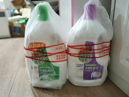 一直都很认可滴露这个品牌，虽然价格比别的品牌要贵些，但觉得东西的品质是最好的。现在出了这种带清新香味的消毒液，更是爱不释手。薰衣草，柠檬，松木的味道换着用。保证家里的清洁卫生。这次买两件有满减活动，反正是必需品，就一起囤着了。到货的速度快，包装完整。期待京东可以经常搞活动。