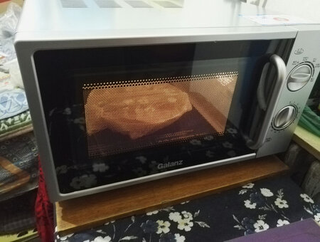 格兰仕家用小型迷你平板机械旋钮微波炉：可将食物直接放在微波炉内的平板上，注意器皿使用陶瓷、塑料、及适用于微波炉的玻璃器皿等，只须调整火力及时间，就可加热食物了，适合老人使用，操作简单方便。