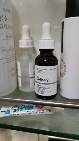用完脸上稍有紧绷感，还需要用保湿的精华，用了两个星期暂时没看出效果