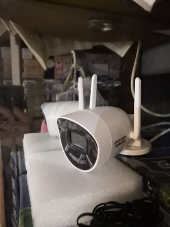 海康威视作为安防第一股，和大华股份并列安防双雄，作为双十一秒杀的80价格无敌了，完全超出预算，镜头出奇的好，体积比想象的大，做工一流，安装非常方便。按照说明，插上电源，安装萤石app，设置局域网简单几步就搞定了，microSD卡用的老手机拆下来的还能用32 G够用了，偶尔看一下不用担心不在家了，唯一的遗憾没有开关键，app也没找到关机选项，好评