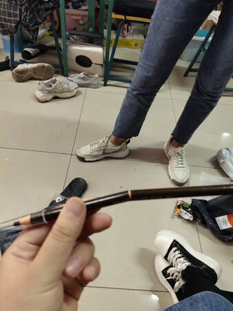 产品质感：不好，硬邦邦
产品颜色：颜色不正
显色效果：浅浅的，不喜欢
持久效果：一点都不持久，什么东西这是
其他特色：没有特色，特色就是臭臭的吧，很难闻，一收到货还断了