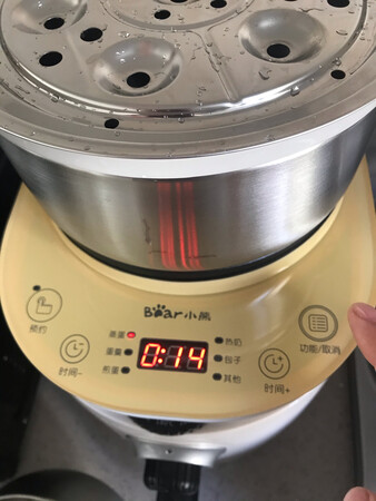 非常满意！之前早餐都是提前买好面包牛奶，早起带着去单位的路上吃，时间长了就有些吃腻了，加上冬天来了吃冷面包牛奶感觉非常不好，长期下来对胃也有很大伤害，之前买过小熊的酸奶机，感觉在小家电方面小熊做的非常贴心，基本上什么都有。这次双十一趁着打折买了这个多功能煮蛋器，到货速度很快，尽管是双十一还是能够保证速度就很难得。包装很结实，电器就怕摔，看这保护基本上是不会有啥问题的，底座是特氟龙涂层的加热盘，可以单独作为不粘锅煎蛋煎小饼用，一举多得，早餐开平底锅煎有点浪费，这个尺寸刚刚好。蒸蛋一共是两层可以一次蒸14个鸡蛋，不过谁也吃不完这么些，一两个也是可以蒸的，时间不变，具体的设置在说明书里面有，简洁明了。蒸盘以及蒸笼都是304不锈钢，可以看到有材质说明，用来和食物直接接触就很放心了。平时还可以蒸个玉米红薯，切成合适的尺寸就可以了，比起蒸锅来说更容易把控时间火力，蒸锅蒸一点点很浪费。还有一个很重要的功能就是预约，头天晚上把蛋放好，预约时间比起床早一点，这样起来就有现成的吃，幸福感提升！再也不用吃凉的面包和牛奶了。