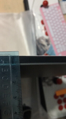 显示器到货很快，晚上拍的 效果不是很好 不得不佩服现在的高科技，显示器边框很薄 做工也很精致 ，TYPE-C的接口很方便 直接连接笔记本 还可以给笔记本充电，提高了工作效率。