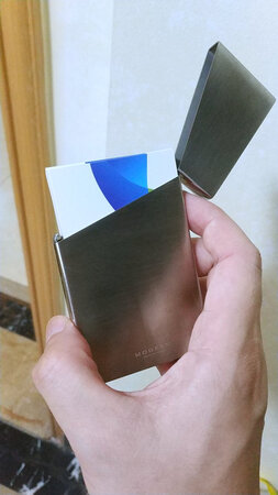 还不错吧，手感挺好，略重，可以放挺多张名片的，价格略贵，不过这种商务工具还是要有点价的，也是可以用很久的，贵点也就贵点。这个造型设计挺特别，别的牌子都没这种设计，morden这个牌子的精品设计还是挺有feel的，值得推荐。