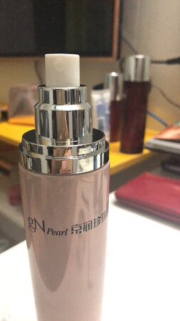 用了很多款京润珍珠的水了，最后锁定这款。第一是因为够滋润，第二更喜欢这个包装，可以直接喷到脸上用。再说说赠品，以前经常送旅行装，非常的实用，希望京润珍珠以后也可以适当的送旅行装，面膜和珍珠粉都送了好多了。珍珠粉还是挺好用的，一包要用很久。