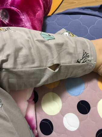 没穿就烂了，刚刚穿上的，都没怎么动就已经脱线了，而且女的这套根本没有吊牌，怀疑是别人退回去的，我老公那套就有吊牌，还以为京东的质量好，谁知道这么假