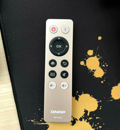 在选择的时候考虑了TS-551 TS-453Bmini DS-918+，群晖和威联通比较了很久，最终选择威联通一个是价格因素，一个是可玩性更高，毕竟群晖玩的人多了，威联通可以自己慢慢摸索，而且现在威联通在国内设置了服务器，用威联通自己的远程登录系统，登录这款nas 真是so easy ，正好能满足我的需求！