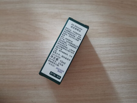 这款迷迭香精油很纯正，可能有很多人不太习惯迷迭香的味道，但我还是觉得可以的。不过可千万别直接闻，很刺激的！这个精油很纯，所以不能直接用在脸上，可以在乳液面霜里加一点，不过我更喜欢用基础油稀释了然后是再用，可以按摩用。