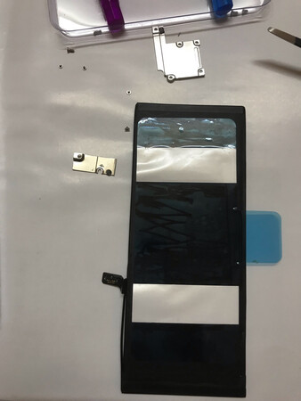 做工质感：做工还算中规中矩，也并没有特别突出之处；安装工具：安装工具齐全，非常实用！续航能力：续航能力还需要一个礼拜之后补充评价，待定；京东的物流一如既往快，昨天下的单今天一早就送到。直接就拆包装按照说明扫二维码看教程视频开始动手换电池，过程还算比较顺利！不足之处：1、电池胶和教程视频描述完全不符，是两条横着的粘胶，而非视频中的竖胶和安全膜！！（如图5）需要自行琢磨如何贴！！！！2、没有足够风险提示和常见安装完毕出现的静电问题提醒！！相信绝大部分人安装完之后都遇到和我一样的问题，屏幕上有一排竖着条纹（如最后一图），一直以为是排线没安装好又或者弄坏了屏幕排线！几番周折拆了装装了拆，最后~才知道是因为安装过程中静电导致的，无需理会，过段时间自然会消失！希望看到这条评价，对即将亲自动手的朋友们有一点帮助！