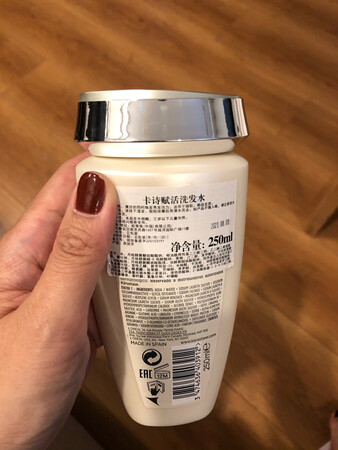 对卡诗的产品有一定的信心。第一次网上购买，收到货时，盖子有点歪斜和掉漆，不知是否运送过程挤压到，虽然不影响内容物，但就是有点观感不佳。