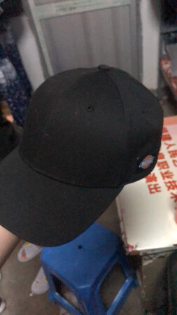 这个帽子超级棒，选来选去还是决定，下手这个宝贝，上面没有花里胡哨的图案，纯色反而显得比较低调好看，比较喜欢，带了几天之后，发现一个缺陷就是，不能和其他棉质的衣物放在一起，帽子?容易粘上去小的毛毛屑，这一点就令我比较烦躁，其他的都还非常满意，好评，慎重选择就好了
