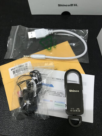 东西收到了，包装很好，说明书和保修书齐全，材质很硬，铁件质量不错，漆稍微有点不平，细看才能看出来，不影响使用。音质没问题，操作也不复杂，但是需要熟悉。以后用用看耐不耐用，毕竟现在这些小电子产品，需要时间的考验。