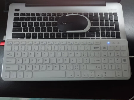 跟我的笔记本长度一样，键位基本差不多。鼠标静音，键盘敲击有轻微声音，但是盖上键盘膜，基本可以忽略吧。
键盘没有可调节脚撑，如图四。键盘开关找了一圈，最后问了客服才知道。平时使用频率不太高，只能写这么多了。
习惯五星好评吧