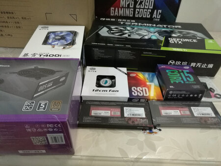 这款酷冷至尊的cpu风扇作为最为主流之一的入门级风扇，不仅安装方便，而且做工扎实，拿在手上质感很好，非常值得推荐，需要注意的是里面可能会配两套支架，所以安装的时候要注意甄别，尤其是要按说明书的指导进行安装，以保证一次安装到位。硅脂的量不能多，黄豆大小即可。