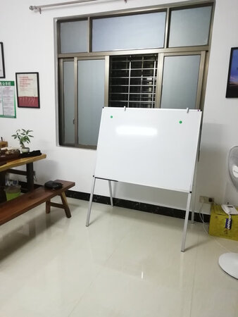 尺寸大小：一般办公用非常合适，这人以内的会议培训都可以，如果二三十人的就要买大一点
擦拭效果：容易擦得干净，不留痕迹
产品包装：纸皮包装不错，挺好的，不会磨损
外形外观：大气上档次，材质不错，支架是铝合金的
稳定效果：有一定的重量，a字型的结构，所以放起来还是比较稳
书写效果：这个主要要看搭配的笔，或者是自己买的笔和效果怎么样，你搭配一块擦和一支笔，配套比较少