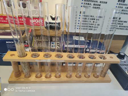 做工不是太细腻，有些歪斜，价格不贵，还算。合理吧