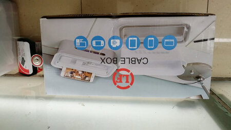 大小刚好 还能放一些小杂物
实用性能：上面的翻盖当成笔盒 四周都有凹槽 可以搁放手机 设计挺好的 这下桌子干净 擦灰方便了
其他特色：底部有硅胶垫 颜色干净
厚薄程度：正好