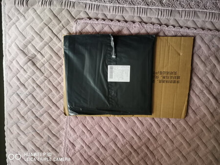 包装挺到位的，还用硬纸板包裹，避免运输途中发生弯折，装上电脑很合适，袋子挺有质感，内部软布包裹很到位！