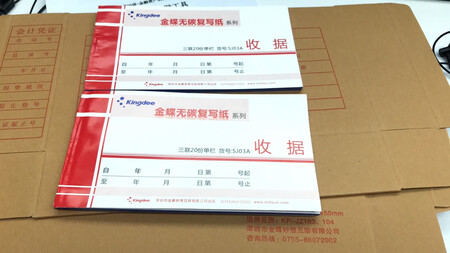 金蝶配套产品，完美匹配金蝶系统和其他财务用品！财务用品，就是用一家的，整整齐齐的，看着也赏心悦目！收据是三联的，印刷清晰，字体大小合适，间距合理，方便手写！非常满意！非常喜欢！一本小小的收据选对了，也能体现出工作的认真负责！