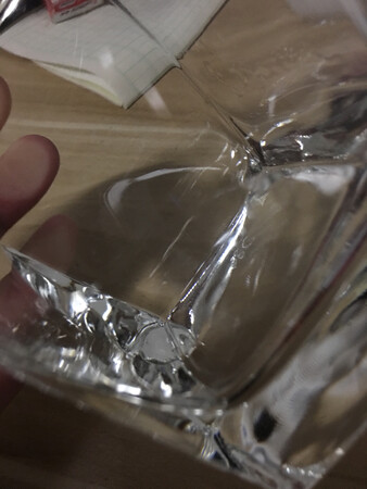 这个酒喝了两瓶了，今天评价一下。第一，这个酒包装高档还有礼品袋，一下子改变对牛栏山的看法。第二，这个牛栏山虽然它度数很高，但是喝起来一点也不辣嗓子，而且还有一丝丝的甜味，完全就是300多元酒的标准。就算喝醉，第二天早上也不头疼，确实不像低廉的酒。比160多一瓶某之蓝好的太多。第三，就是它的价格了，活动时仅80多一瓶，实在是太实惠了。总体评价，这个牛栏山非常好，如果需要100左右的酒，就买它吧。100多标准千万别买做广告的酒，因为这里面有很多广告费，所以品质自然不好?。100左右的标准就买这个牛栏山就对了！
