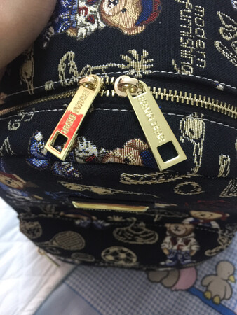 包真不错，硬挺有型，容量大，用来做妈咪包真的很不错呢，宝宝水壶，纸巾，围巾，湿巾，零食，雨伞毫无压力，颜色特别耐脏 非常满意。送的小手包都特别精致，推荐购买，我也是千挑万选选的这款