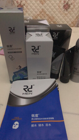 很好用，适合男士使用，控油保湿