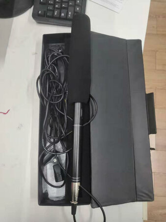 宝贝收到了，非常好用！操作起来非常简单，可以插在手机上直接使用，也可以放在相机上，不需要转换器，非常的方便，录音效果也非常好，音质非常清晰，没有杂音，这个价位买到这样的产品非常的划算，线的长度也非常够用。卖家还送了支架，可以用来采访，和现场收音使用，比直接拍摄的效果要好很多，感觉性价比很高！