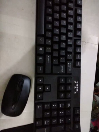 买的无线的键盘和鼠标，非常好用，手感很好，一开始鼠标的电池没上好，没法用，还以为有什么问题，哈哈，结果重新安装过后就能用了，客服售后很耐心，物流什么的就不用说了，头天晚上下单，第二天就到了，如果还有需要会回购的