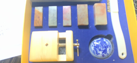 是通过盆友才接触的，感觉刻章很棒。我是初学者，以前也没接触过，网上搜过之后就买了这款。 便宜，
包装方面：完好无损，硬纸盒，质量不错。
里面物件：初学者学习所用到的东西都有，还没时间用过，应该很不错。
产品特点：这个价钱，我觉得还是可以。