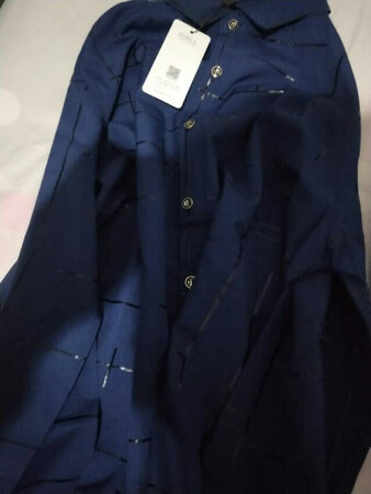 这衣服材质很好，软软的，很修身，穿起来瞬间感觉帅气了很多，离迷倒万千少女不远了，主要是价格也不贵，商家优惠力度很大，专卖店里买是真的贵，超市里面的专柜也一样，而且京东里面买的东西还是很值得信任的，一下子买了很多件，轮流换着穿，每天穿新的，哈哈，这次购物真的挺给力，每到双十一都是很激动人心的
