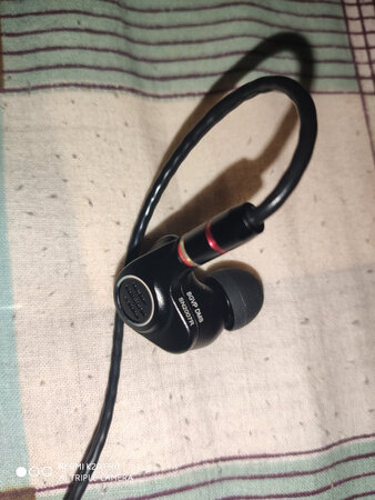 耳机佩戴舒服，音效层次分明，使用体验佳。
