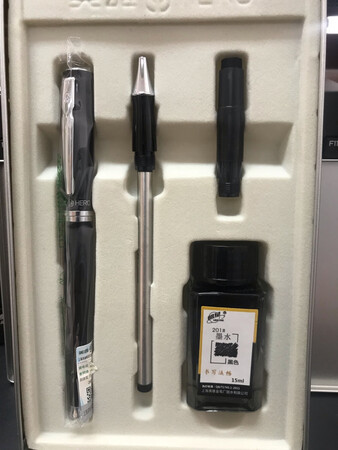 颜值包装：1.包装精美：外面套一个纸盒，里面是一个银色马口铁铁盒。感觉一下子就高大上了。2.物超所值：几十块钱的钢笔，居然是两用的，一个上钢笔头，可以上墨水使用。一个是签字笔笔头，携带方便。而且还附带赠送一小瓶墨水，感觉十分贴心。顺滑程度：做工精美，书写顺滑，刚好拿来写学习笔记。其他特色：英雄钢笔，民族品牌，老字号，在&的大背景下，民族品牌当自强。每一消费者能做的就是更多的支持民族品牌！中国加油，祖国万岁！