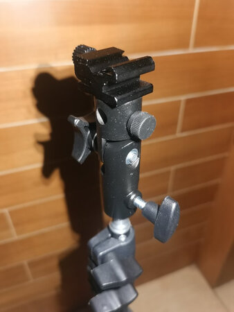 提供两头口径不一样的接口适用于不同的三脚架，客服很耐心，用来配我的小灯灯再适合不过了