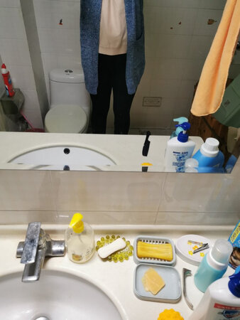 裤子比想象的稍微薄一点，看着不会打褶皱，穿过后再来说，目前没有起球，比较贴身，也显瘦，裤腿挺长，包脚了