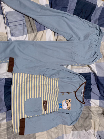 衣服正合身，整体色调不错