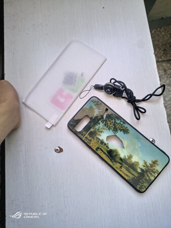 手机壳是自己定制的，图片很高清，并且送的配件很喜欢，很满意的一次购物