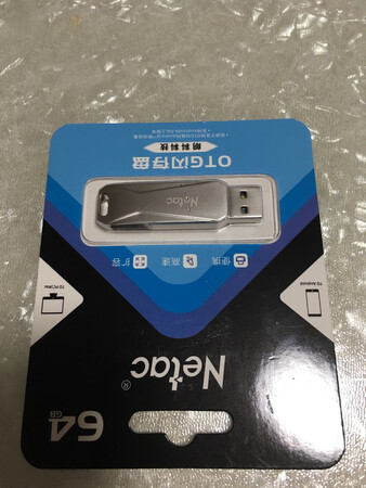 外观设计风格非常精致小巧，和钥匙挂在一起用起来很方便