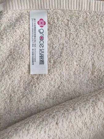一直信赖洁丽雅的品牌 牌子比较大 东西质量也比较好 一下子买了好几条浴巾 屯着用 毕竟浴巾这种东西是消耗品 用的快 浴巾很大一块 洗完澡可以直接披上 避免着凉 浴巾是纯棉材质的 大家可以看图 很细腻质量很好 第一次下水有人没有掉毛 不过这种浴巾需要经常放到阳光下晒晒 ！很棒！京东物流很快很准时 还会再来购买的