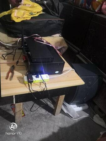 质量可以，非常的棒，出乎意料的物美价廉，而且音质的重低音混响，还有蓝牙手机连接，还有模式，还有内存卡全部都试过了，效果挺好的，适合家里室内的演唱，我家有个音响，就是威斯订的，用了好几年的挺好的，所以试着买了这个没想到也是一样的，特别好，这么便宜的价格买到这种质量真的很不错了，这麦克风也挺好 ，音箱也不错，性价比很高，不错不错，以前在家唱k都是用耳机 麻烦又没气氛 在别人直播间看到这种东西就来京东上找了一下 不贵 发来试了质量不错的 可以蓝牙可以用线 在家玩了一会儿 跟在ktv感觉似的 非常的有感觉 越唱越带劲，气氛杠杠的，在全民K歌上唱歌也能拿高分了，很棒，好 评。