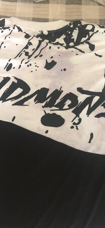 衣服掉色，黑白的衣服掉的红色，哈哈哈，大家还是不要买了！**商家，别说我和别的衣服一起洗，就这一件，手洗的，掉成啥了