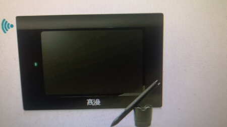 客服很专业耐心，全程指点安装，产品用起来很方便，写字绘画都很方便，价格也很实惠！值得购买。