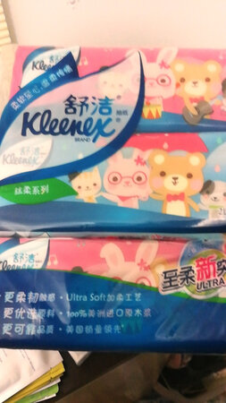 这个是非常不错的纸巾哦。厚度大小合适，没有香味，但是很有质感的，纸张大小合适。小朋友和妈妈们都很喜欢，虽然是有一点点的贵，相比之前买的那些什么印了。但是一分钱一分货嘛，值得购买的。包装也很好看，很童趣啊，值得推荐！