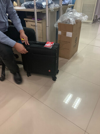 帮同事买的，用于短途出差旅行。箱子外观非常大气简洁，同事们看了都说很不错。然后是设计，夹层口袋平整也比较多，放些小东西较方便易取。底部万向轮，灵活性特别好，而且最惊喜的是绝对静音，在办公室拖了几次，一点声音都没有。打开拉链，里面空间很大，能放不少东西。箱子整体特别轻便。最后，价格300多感觉也不是很贵，物有所值。值得推荐的一款拉杆箱，18寸可随身携带上飞机。