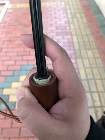 这把伞在伞布上有根外向的很长的线，不知道是怎么揪出来的，然后商家也答应了换货，换的货没啥问题，我原本想给5星，但是！！我从这家店还同时买了另外一把伞，短的折叠伞，今早用的时候，没多久，伞柄居然掉了！！找客服，居然是自动回复！我认为，买了两把伞，两把都有质量问题，这就不是偶然了！我决定取关这家店，永远拉黑！